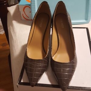 Gray gator-print synthetic leat